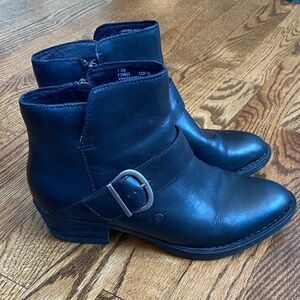 Black leather Born ankle boots, size 7.5. Excellent, barely worn condition.